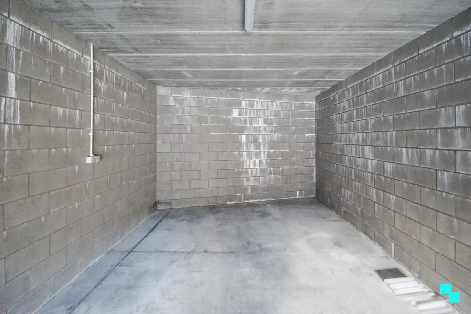 Recente dubbele garagebox te huur in Houthulst foto 2