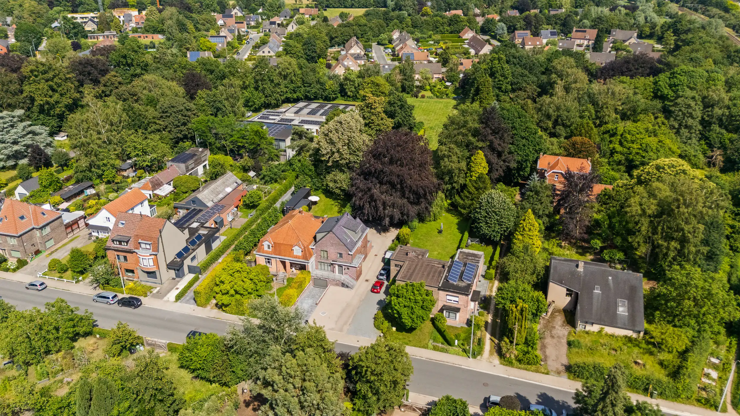 Instapklare woning (EPC = B)  + achterliggend perceel foto {{pictureIndex}}