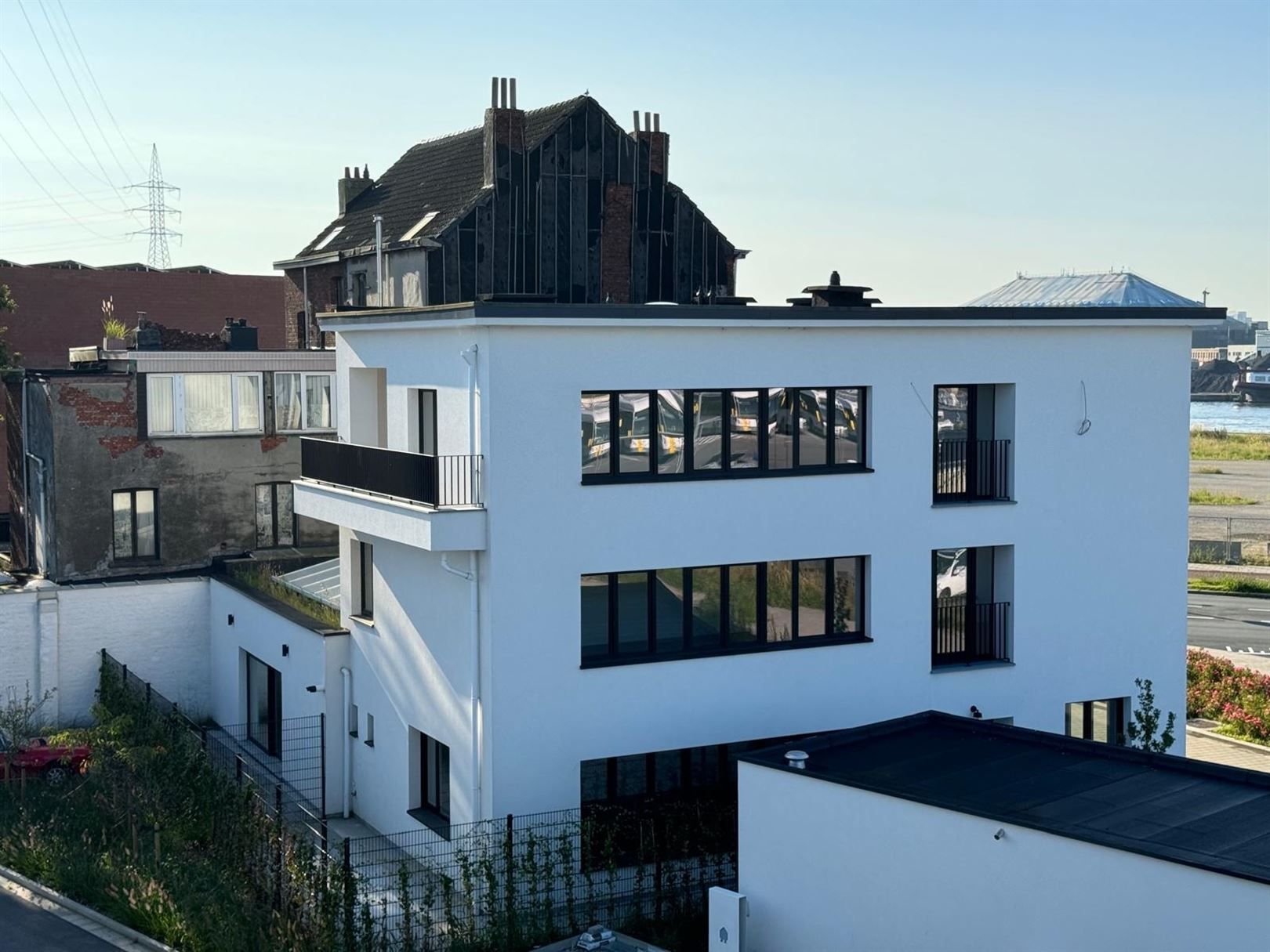 BUILDING met kantoren/appartementen 647m² langs ALBERTKANAAL. foto 1