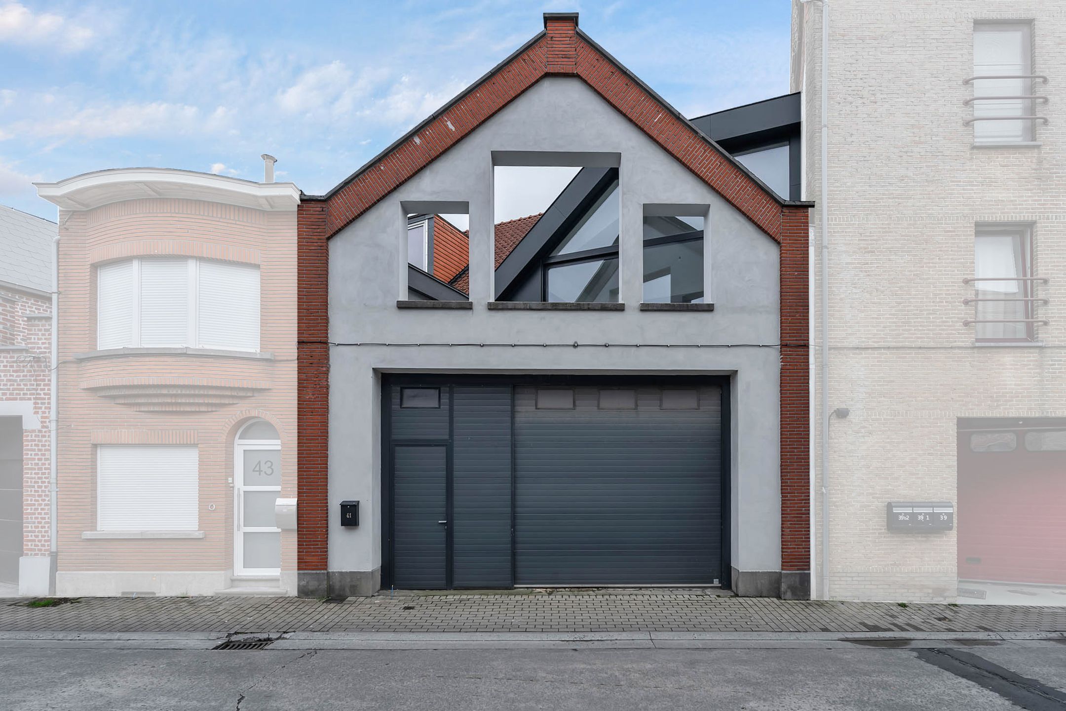 Goed gelegen opslagplaats met ruim af te werken appartement foto {{pictureIndex}}