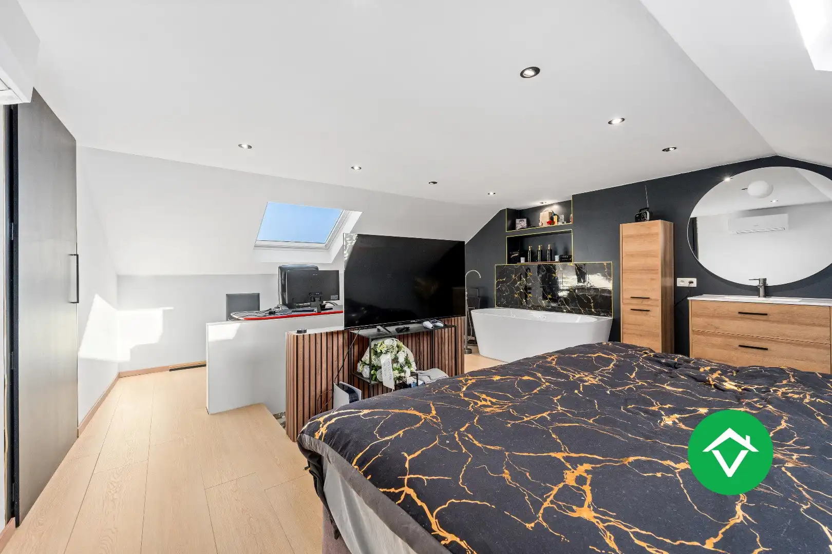 Instapklare nieuwbouwwoning met 5 slaapkamers en zonneterrassen op topligging in Eernegem foto 16