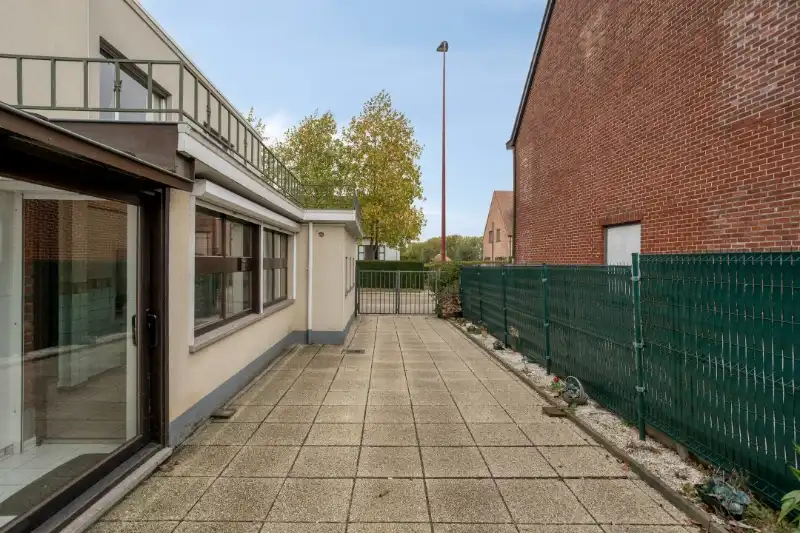 HALFOPEN BEBOUWING MET VEEL RENOVATIEPOTENTIEEL EN RUIM DAKTERRAS foto 4