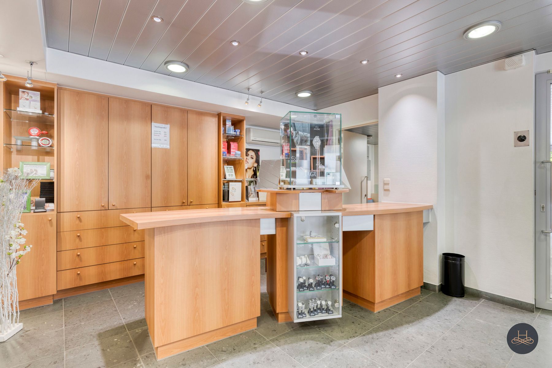 Handelspand met groot appartement in het centrum foto 8