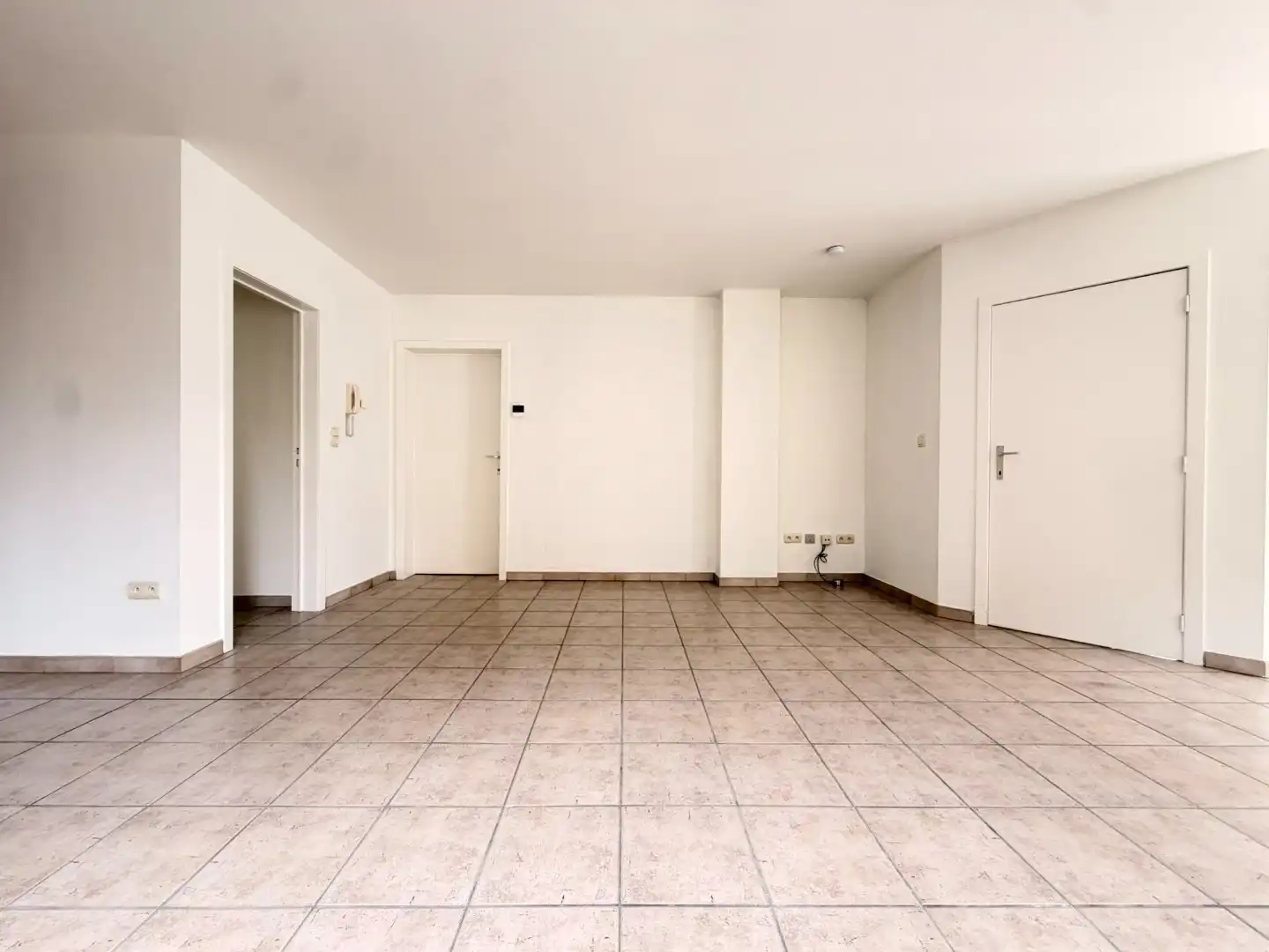 Netjes gerenoveerd 1-slaapkamer appartement met ruime kelder en inpandige garage foto 7