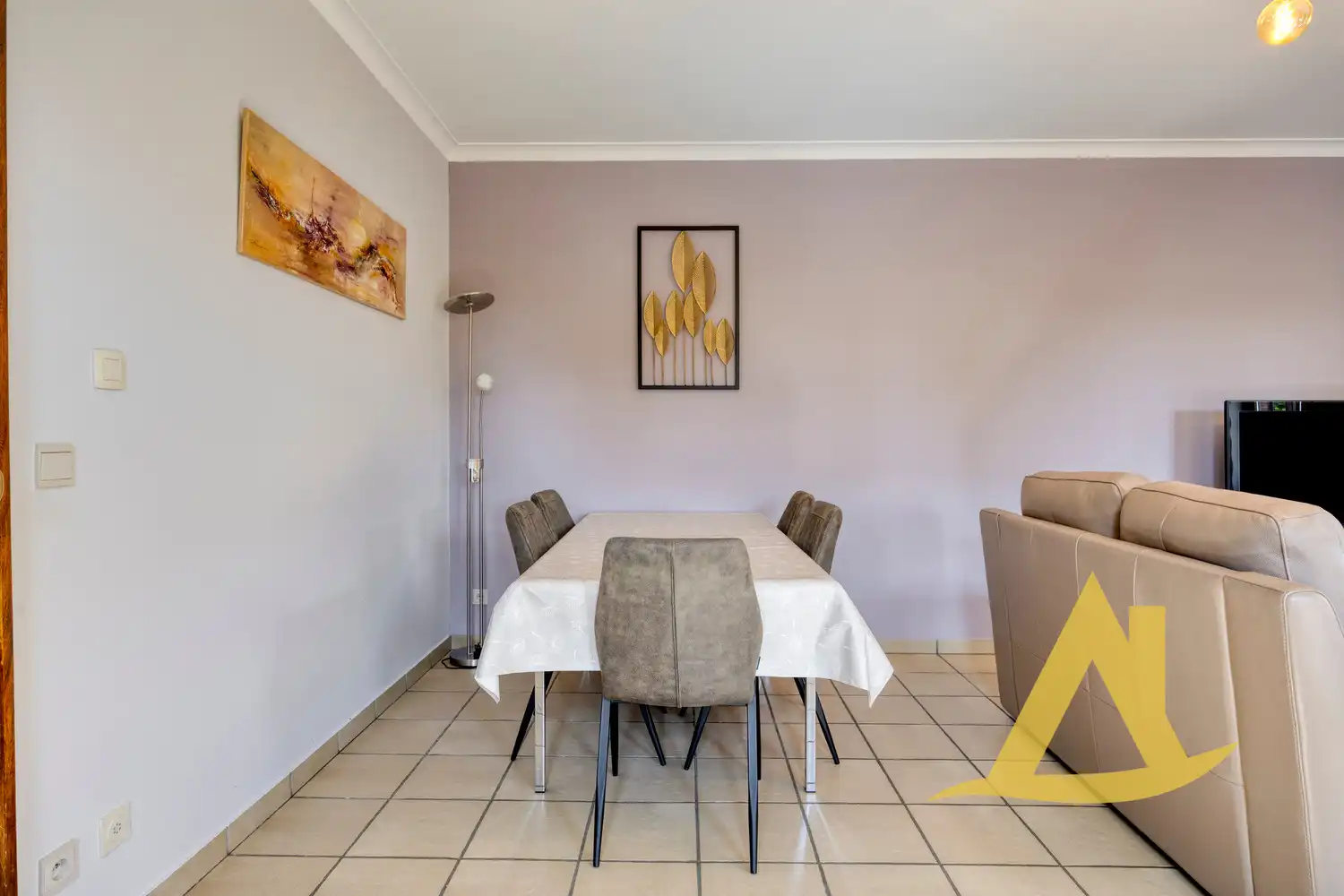 RUSTIG GELEGEN, INSTAPKLARE WONING MET TUIN RONDOM EN RUIME OPRIT foto 9