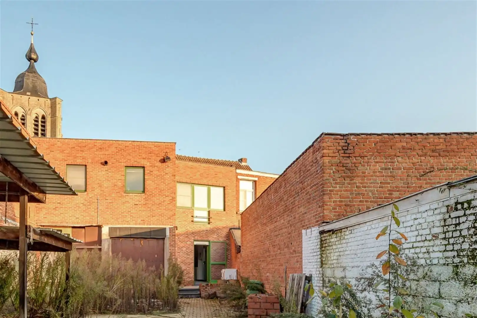 Hedendaagse commerciële ruimte met appartement foto 25