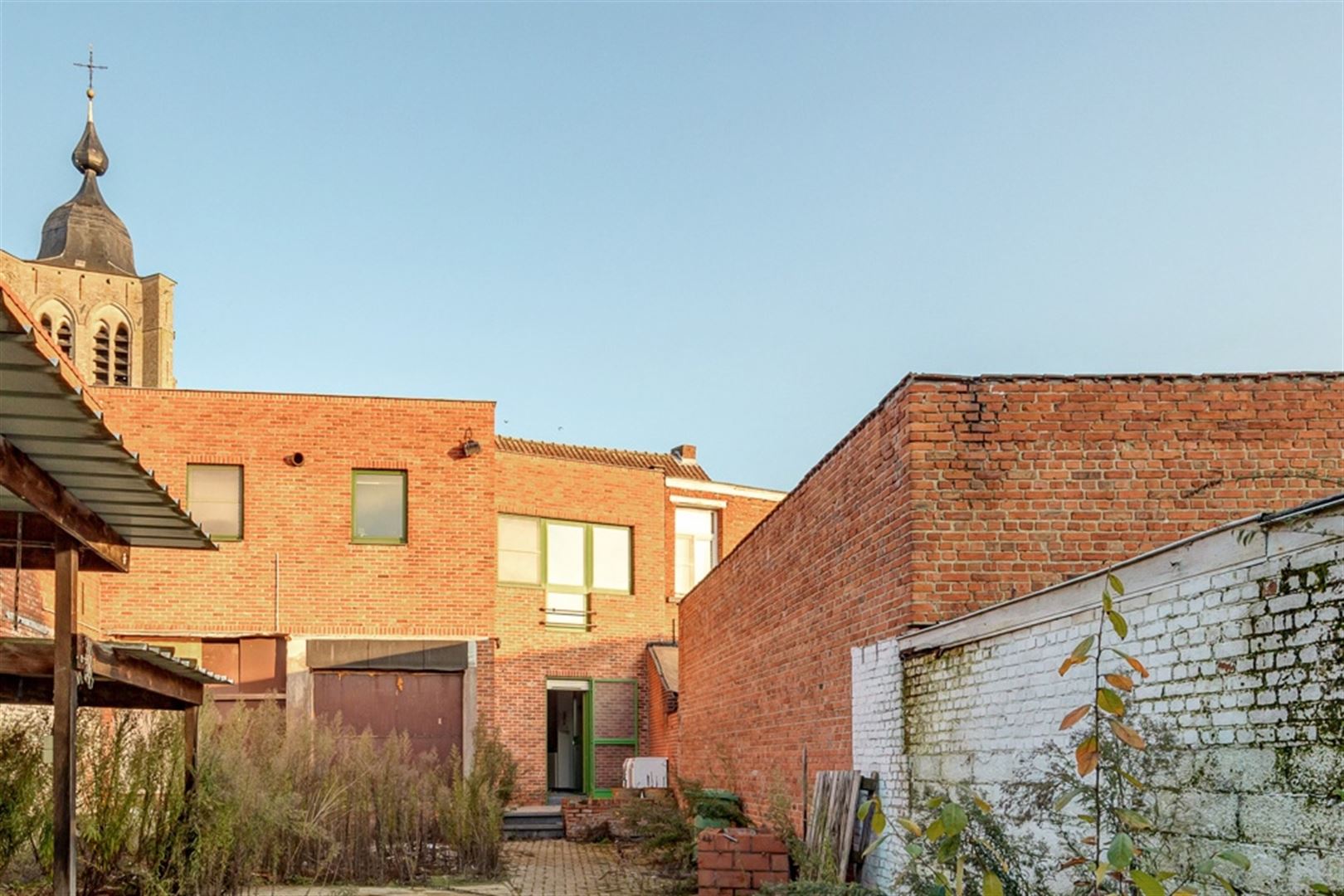 Hedendaagse commerciële ruimte met appartement foto 25