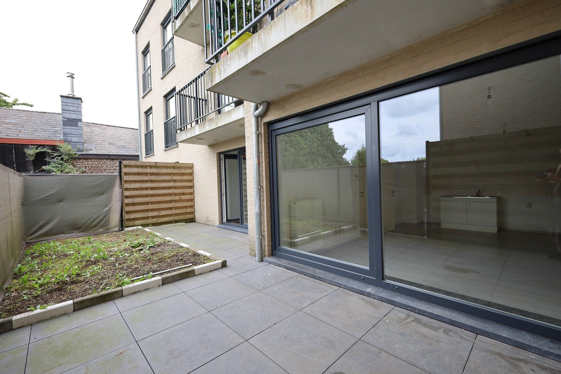 Gelijkvloers 1-slaapkamerappartement met groot terras/klein privétuintje foto {{pictureIndex}}