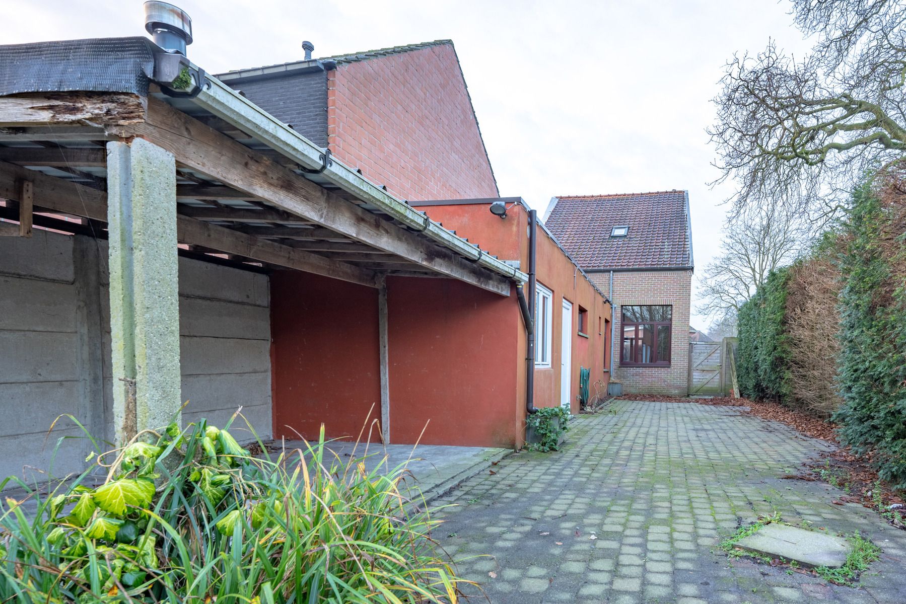 Te renoveren woning met 2 slaapkamers, ruime oprit en tuin! foto 4