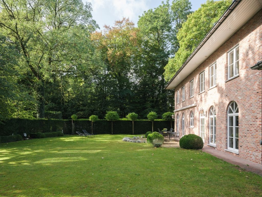 Vrijstaande villa (363 m²) met ruim bijgebouw op een gunstig perceel van 1.205 m² foto 5