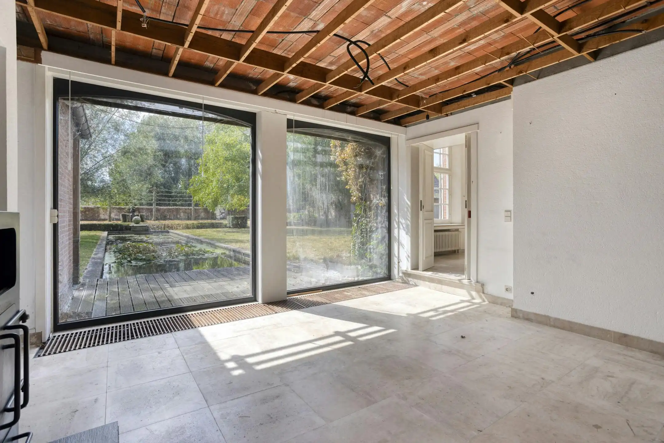 Unieke villa te koop in Zwevezele met prachtige tuin foto 14