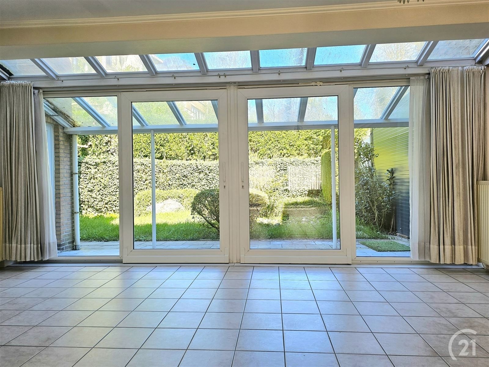 Lichtrijke woning met tuin en garage foto 13
