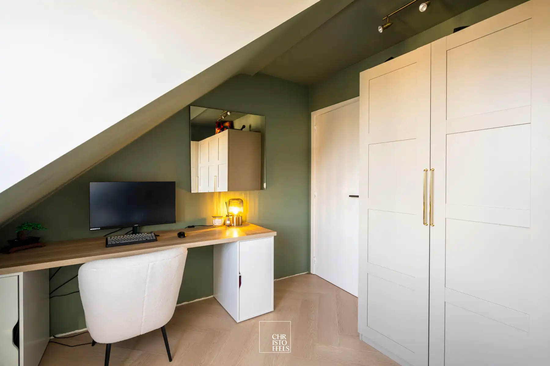 Stijlvol gerenoveerd 2-slaapkamerappartement (101m²) met garagebox in Lanaken!  foto 14