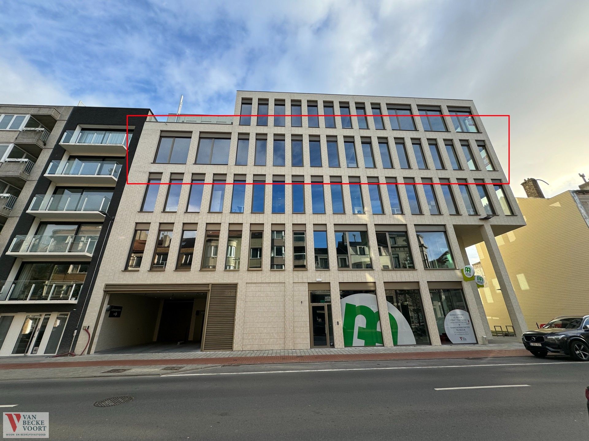 Handelspand 417m² in nieuwbouwresidentie foto {{pictureIndex}}