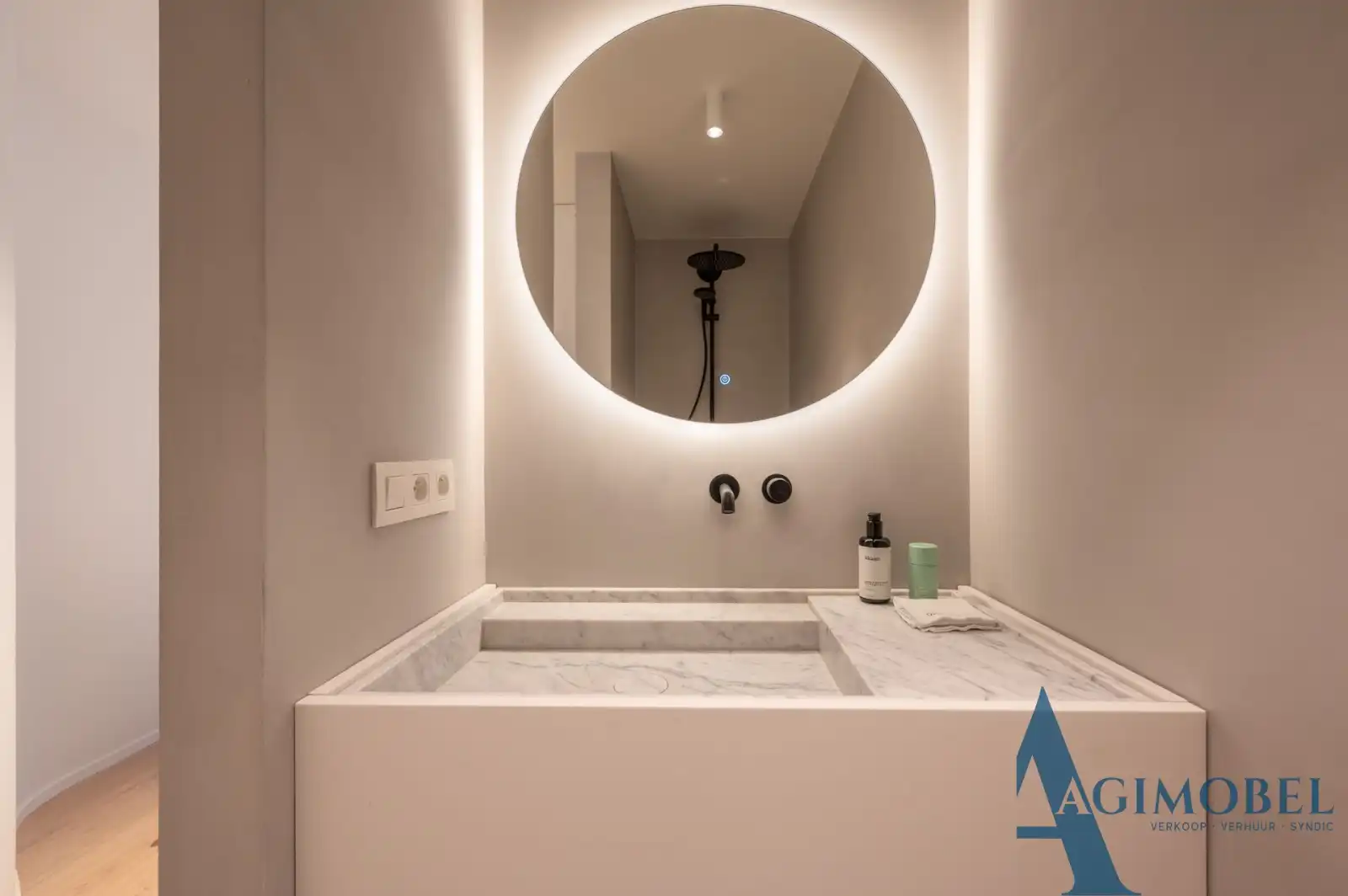 Uniek 2 slaapkamer - appartement met zeezicht en verfijnde architecturale touch. Vlakbij de Zeedijk. foto 14