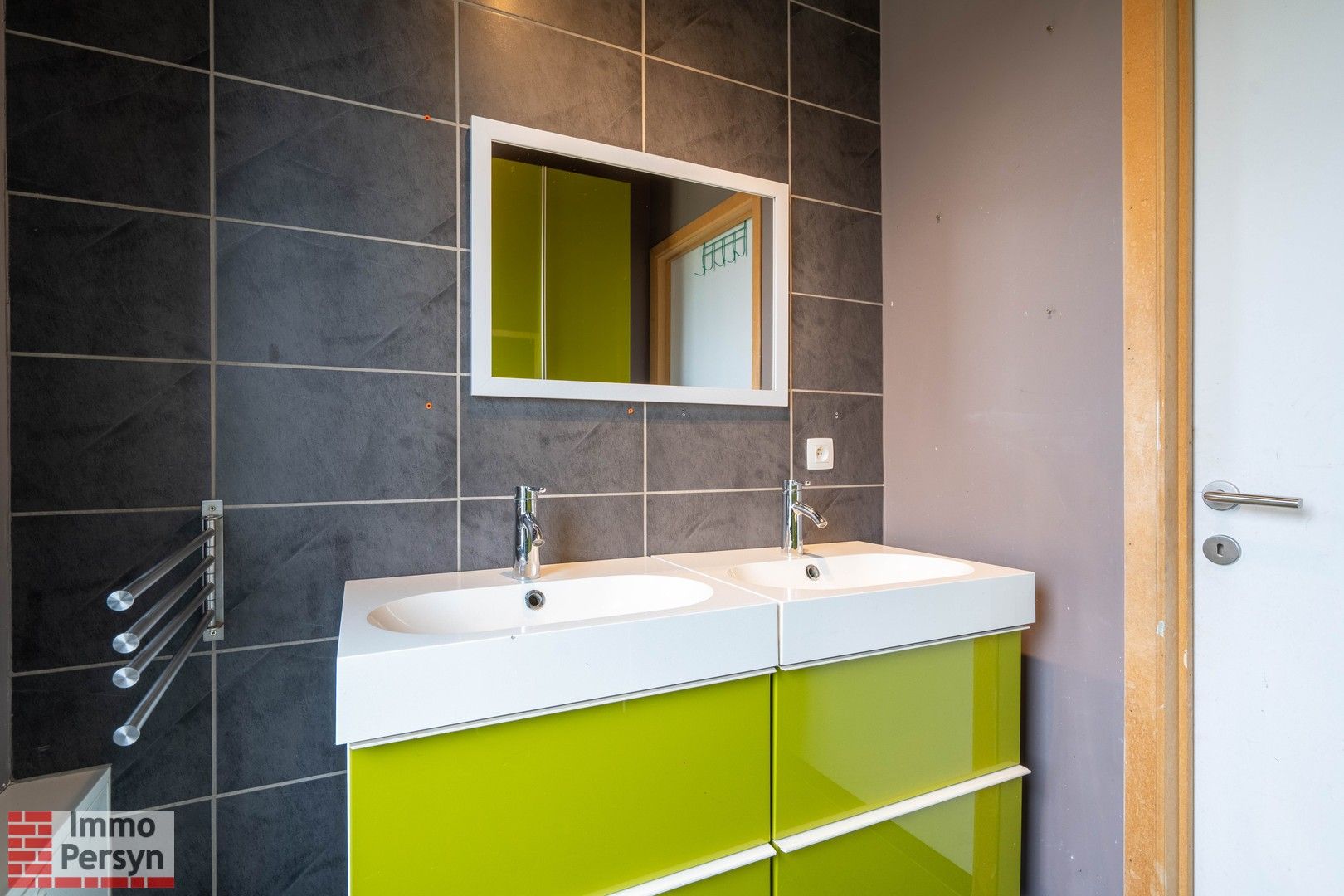 Prachtige HOB (2012) met 6 Slaapkamers, 2 Badkamers, Zwembad en Vrijstaande Garage foto 15