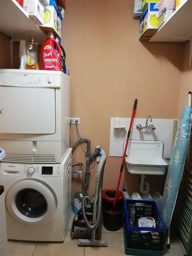 Verzorgd gelijkvloers app. met 2 slpk., terras en garage foto 9