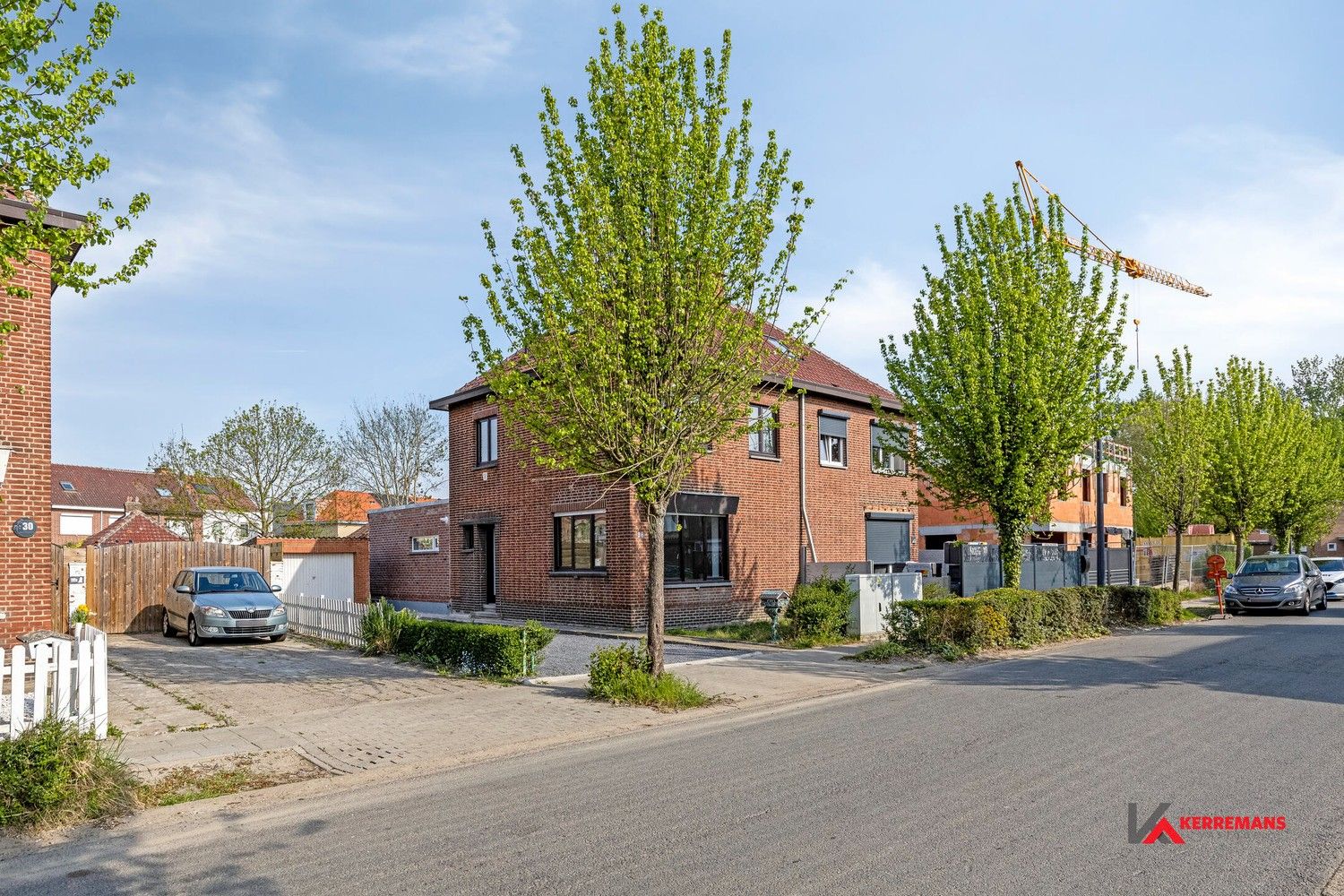 Half open bebouwing met 4 slaapkamers, tuin en garage. foto 2