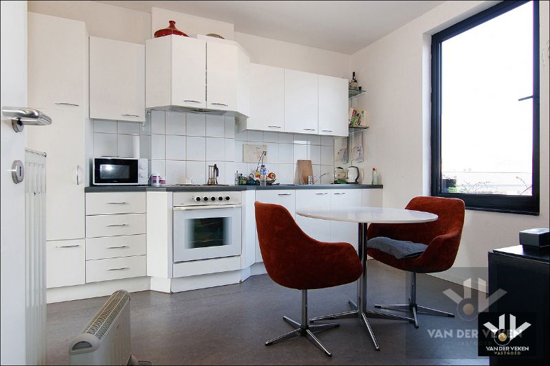 Opbrengsteigendom bestaande uit drie entiteiten: feestzaal/dienstencentrum, kantoorruimte en een duplexappartement kort aan de school en in het centrum van Paal, op een steenworp van het op- en afrittencomplex van de autosnelweg E313! foto 8