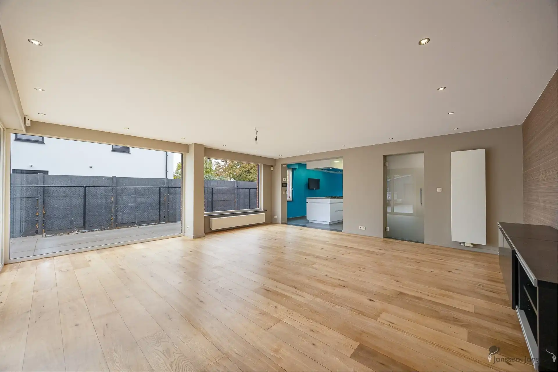 gerenoveerde woning met ruim magazijn  foto 8