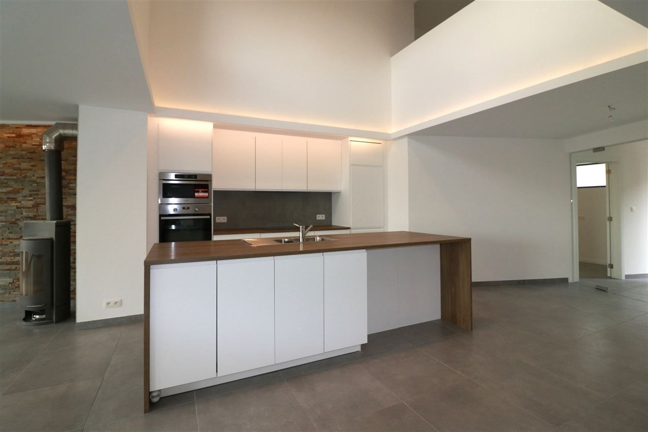 Architecturaal plaatje met 4 slpk., garage en riant terras foto 10