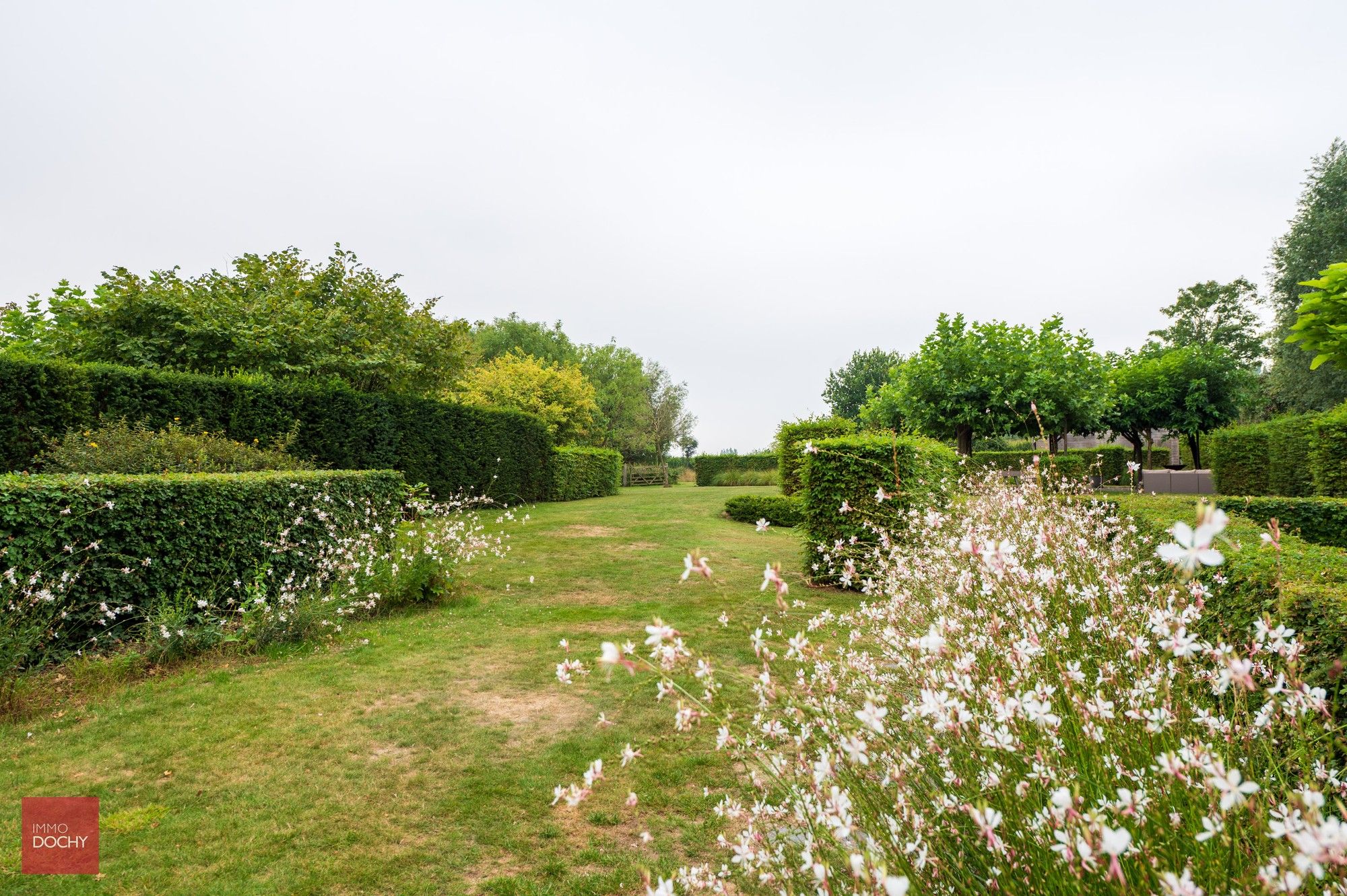 Afgeschermd van het dorpszicht tijdloze ruime VILLA met landelijk verzicht | Durmstraat foto 16