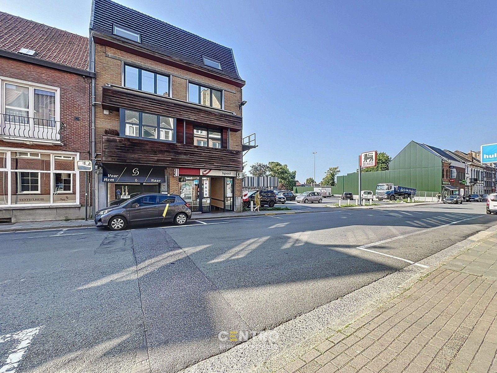 Veelzijdig pand bestaande uit RUIME woning met kantoor/praktijk/winkelruimte (267m²) + VERHUURD handelsgelijkvloers (238m²) op COMMERCIËLE ligging te Tielt! foto 2