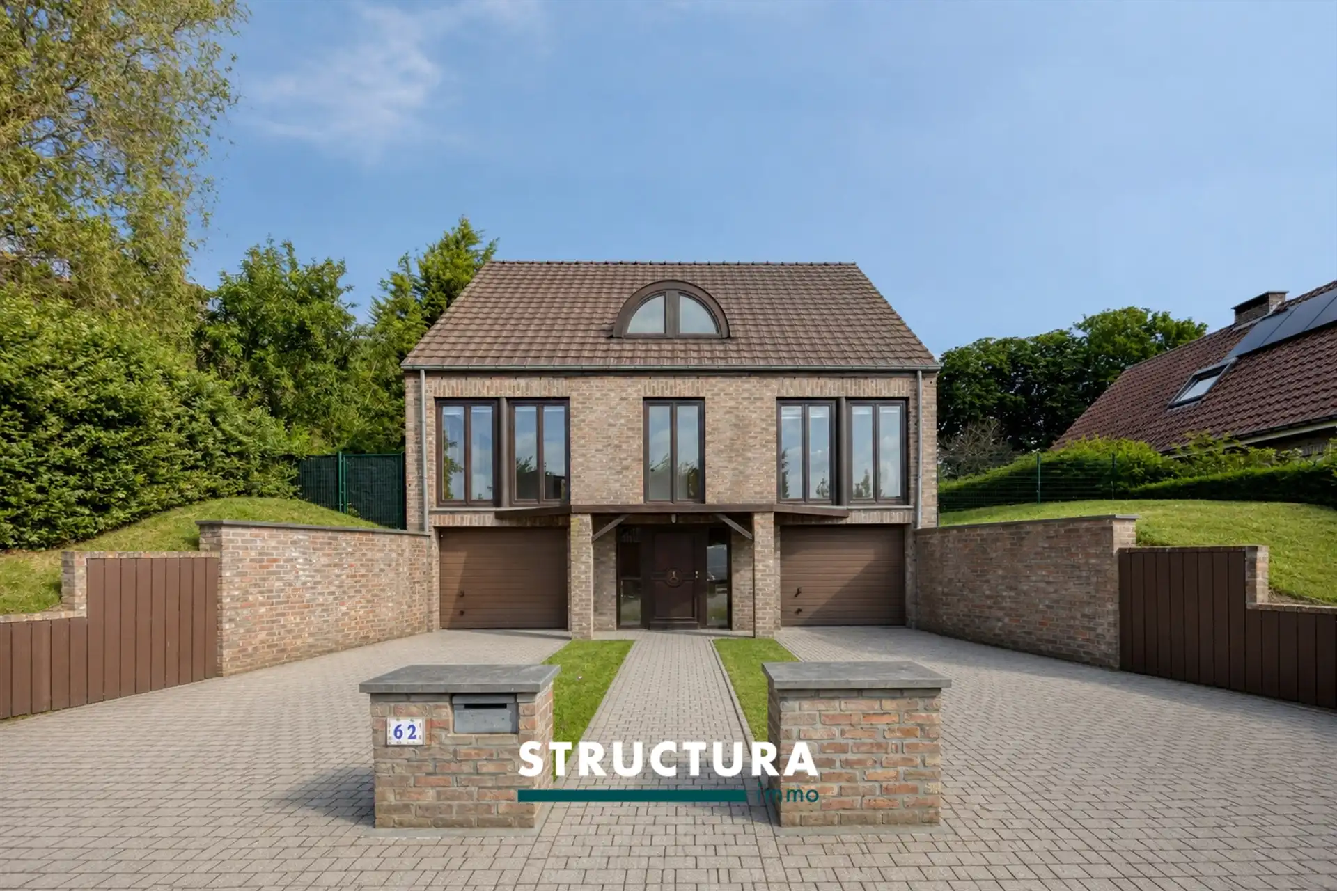 Villa met 4 slaapkamers en 2 garages foto {{pictureIndex}}
