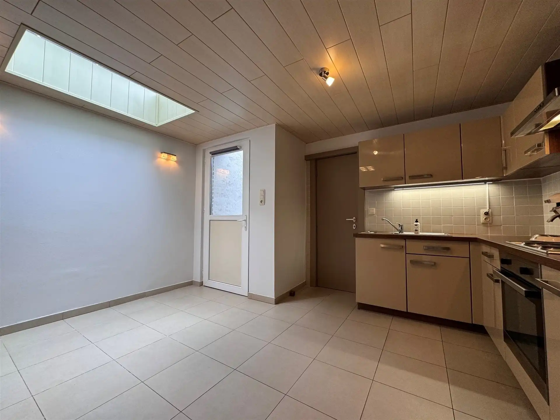 Knusse rijwoning op centrale ligging. foto 9