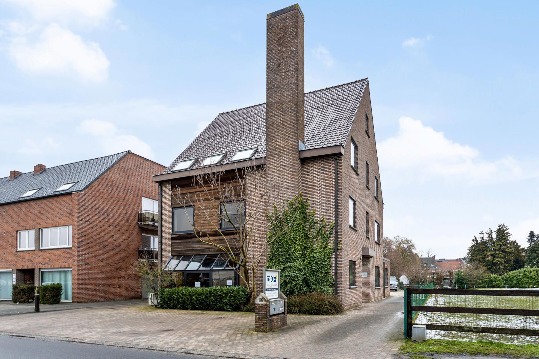 Opbrengsteigendom met handelsruimte en 2 appartementen foto 36