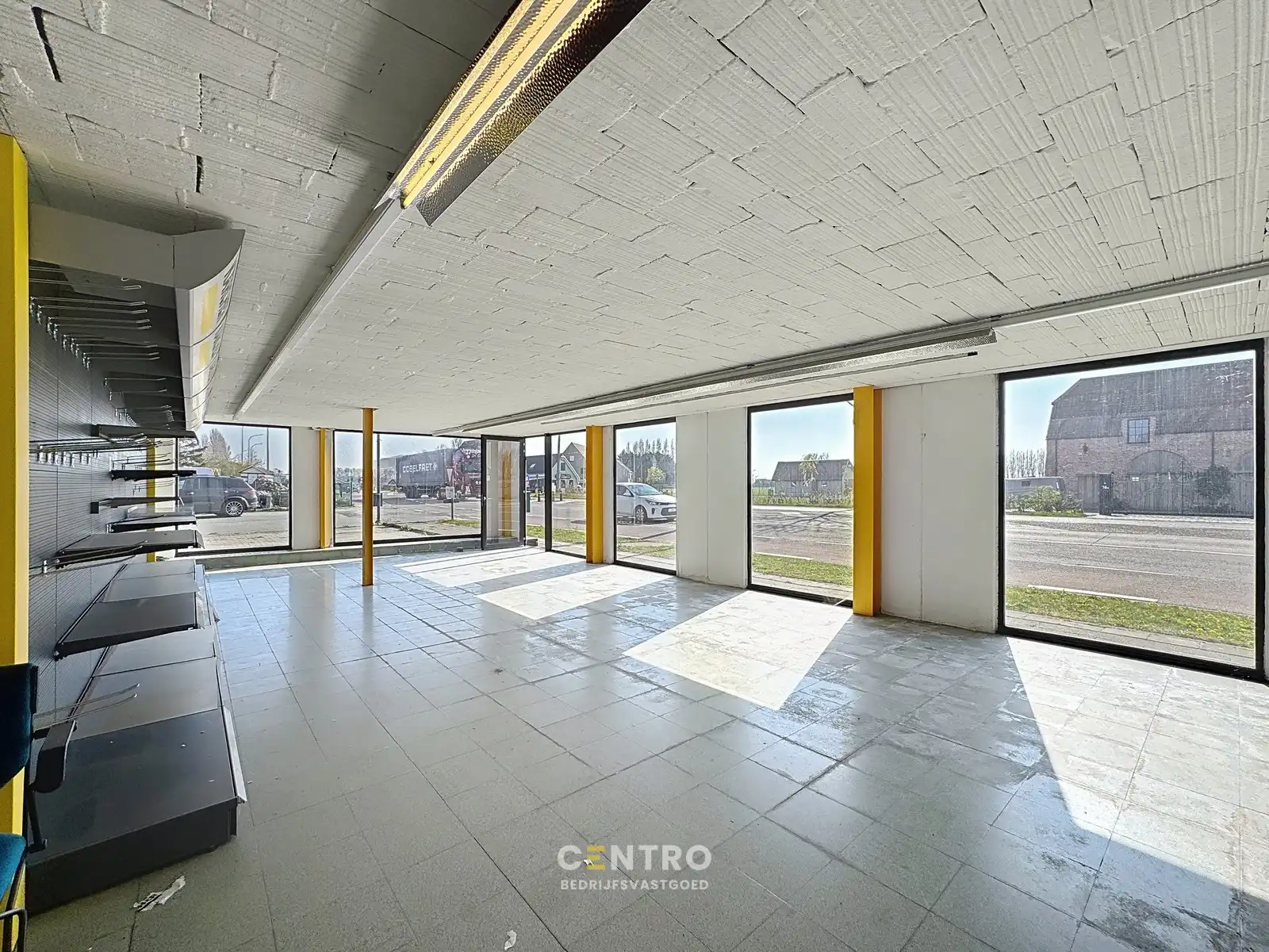 Opslagruimte met showroom en 3 verhuurde appartementen op 3.682m2! foto 24