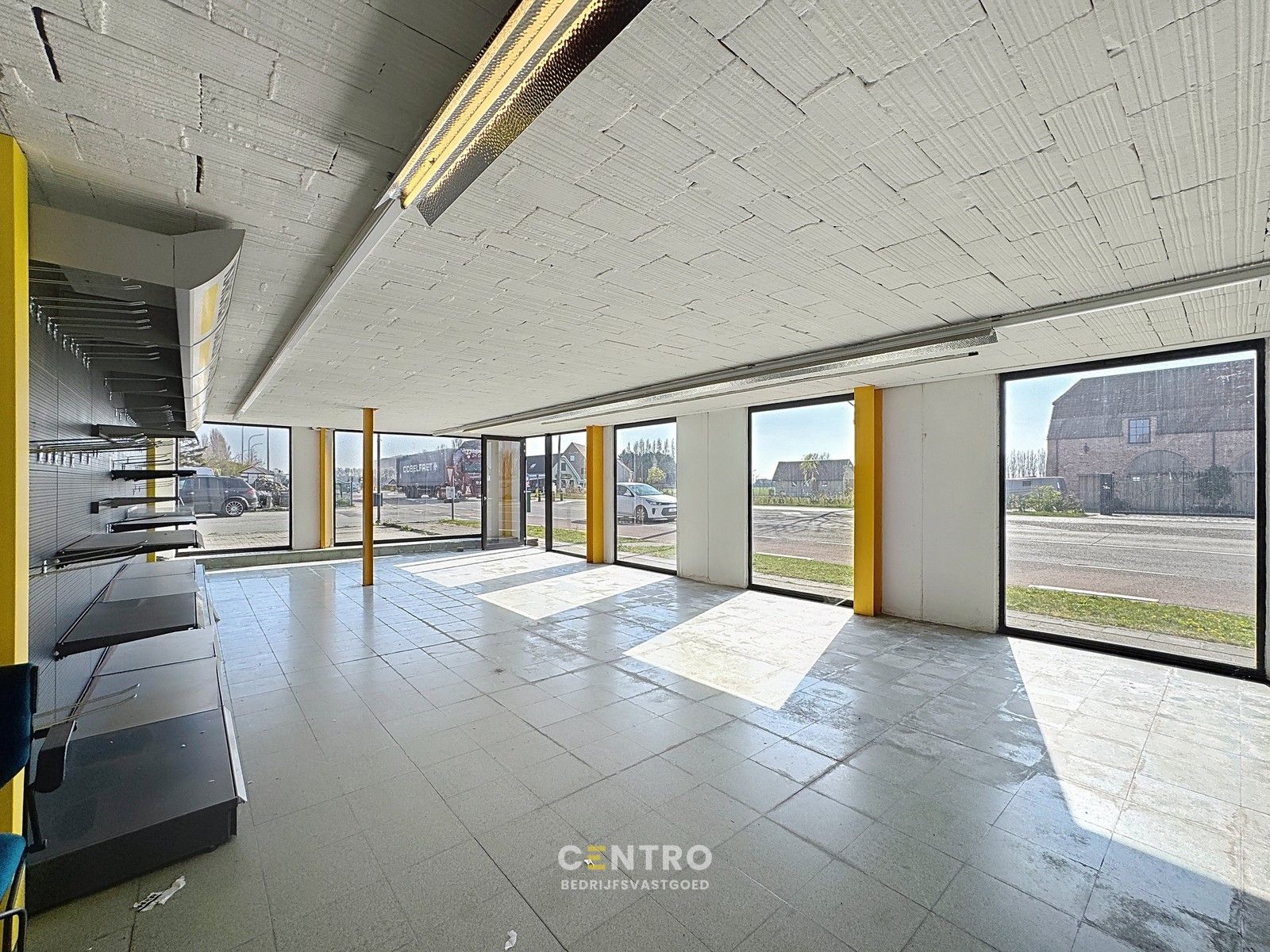 Opslagruimte met showroom en 3 verhuurde appartementen op 3.682m2! foto 22