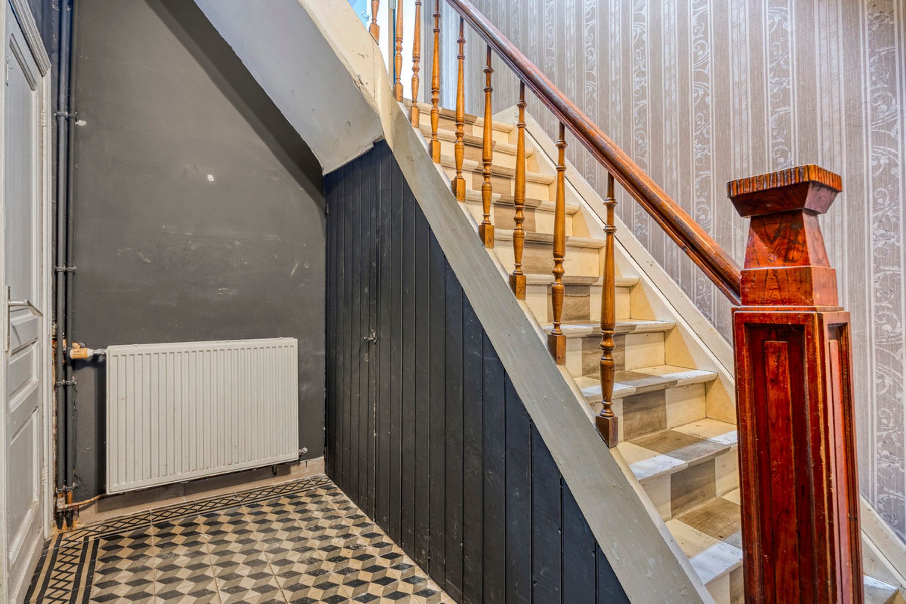 Ruim renovatieproject (226m²) met tuin aan kanaal foto 7