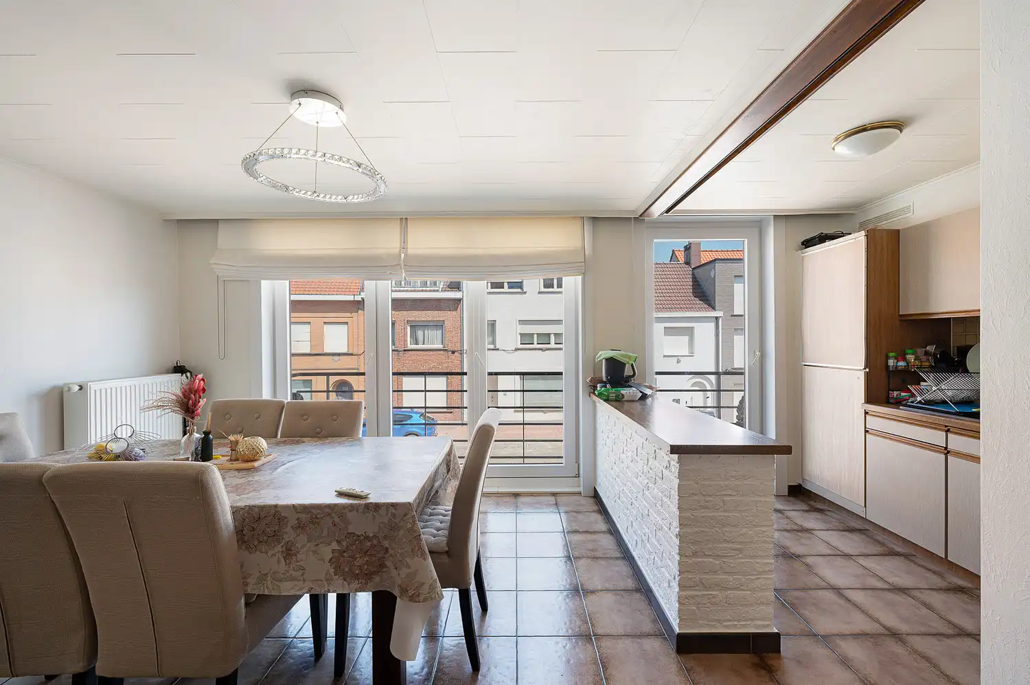 Rustig gelegen bel-etage woning met heel grote garage, oprit en zonnige koer in het centrum van Heist foto 2