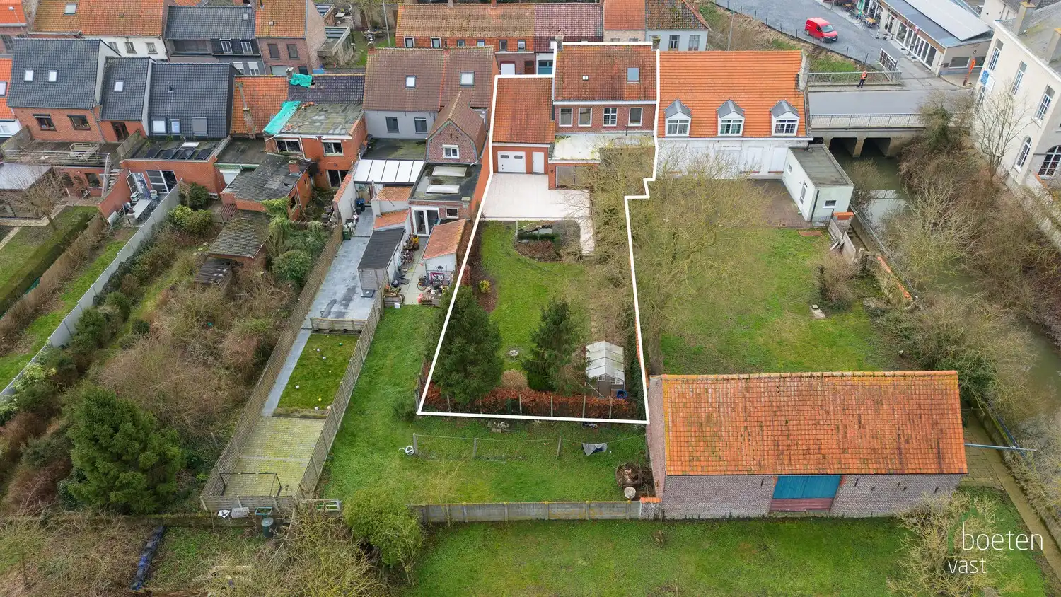 ROESBRUGGE: Ruime maar te moderniseren rijwoning met 4 slpks., grote garage en gezellige tuin op 492m² grondopp. foto 21