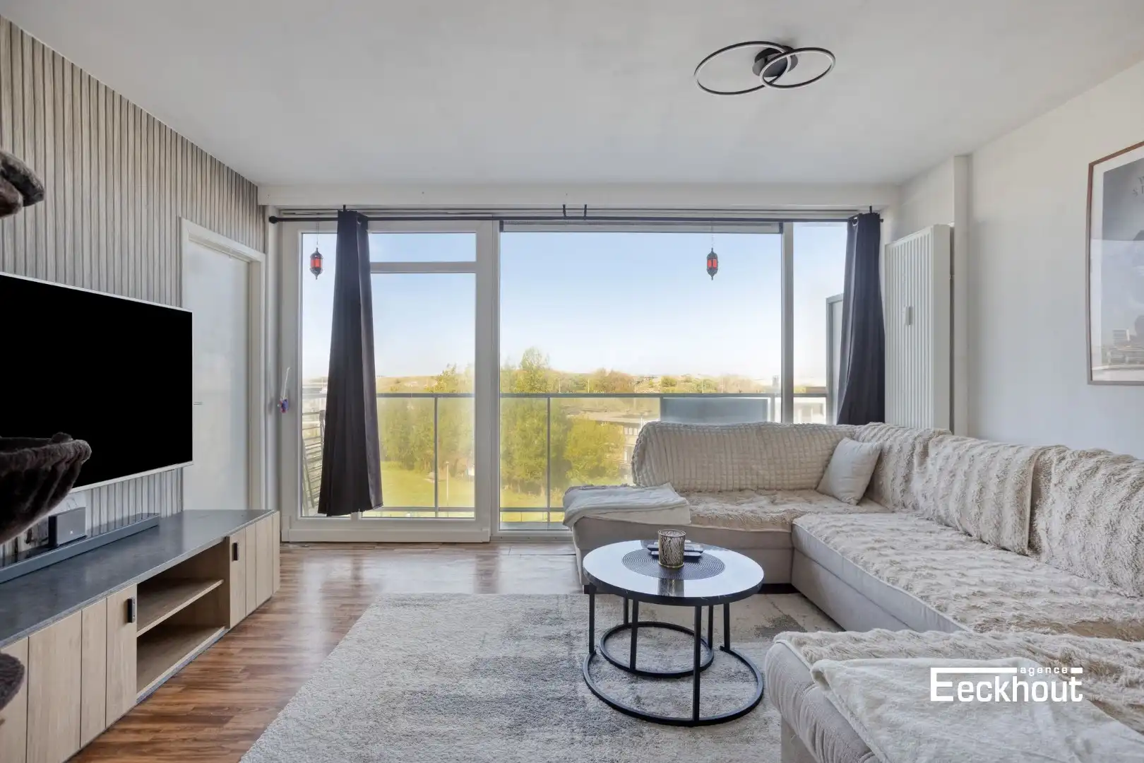 Appartement met terras en open zicht in Bredene, met autostaanplaats foto {{pictureIndex}}