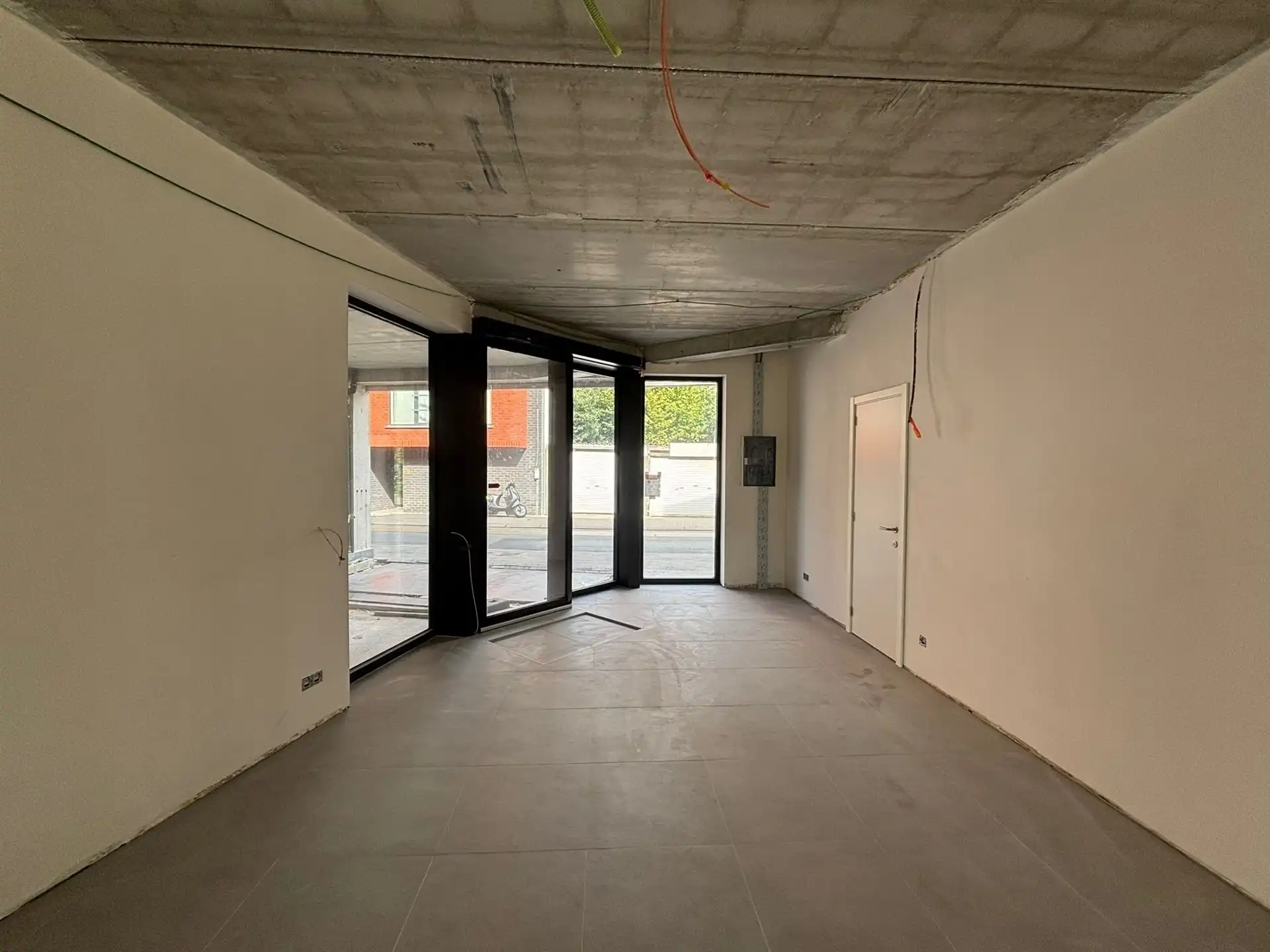 Nieuwbouw handelsruimte op commerciële liggen in het centrum! foto 3