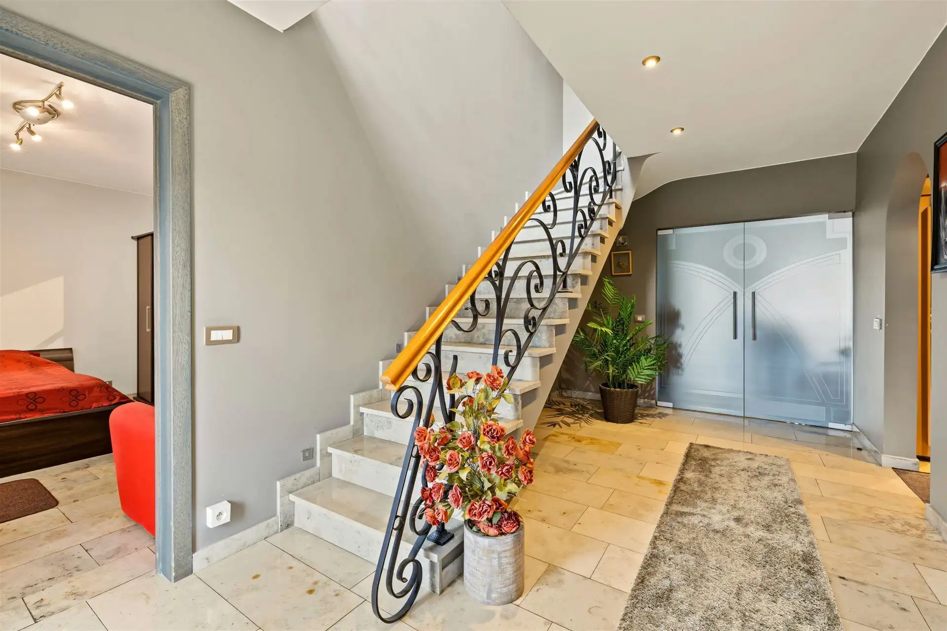 Exclusieve villa met panoramisch uitzicht en magazijn.  foto 31