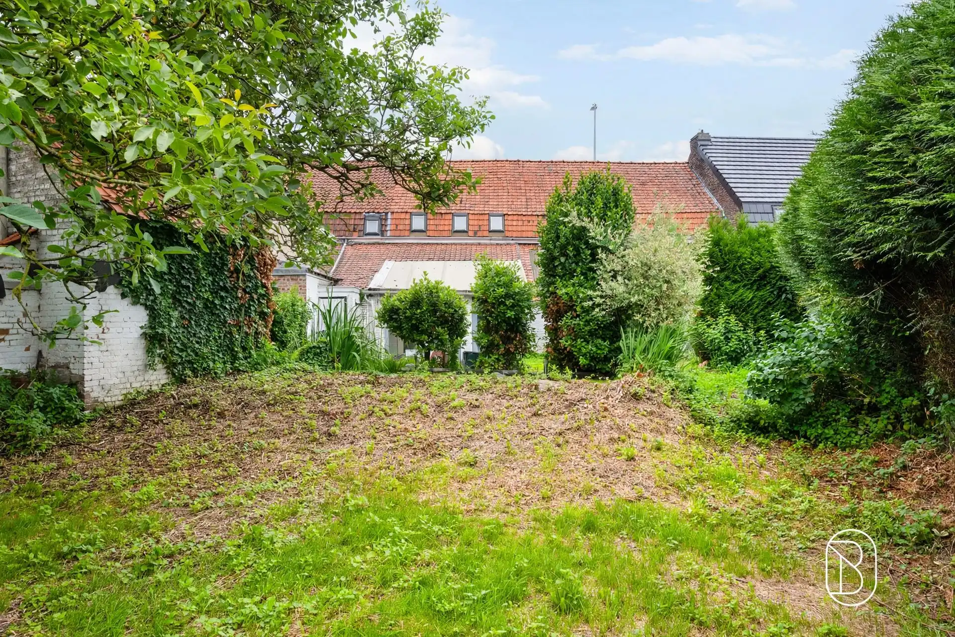 Te renoveren / af te breken woning met POTENTIEEL en uitweg foto 4