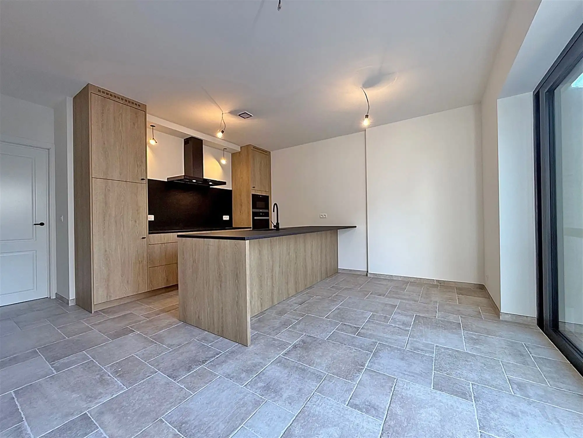 Ruime instapklare kwalitatief gerenoveerde WONING met 3 SLAAPKAMERS & TERRAS foto 6