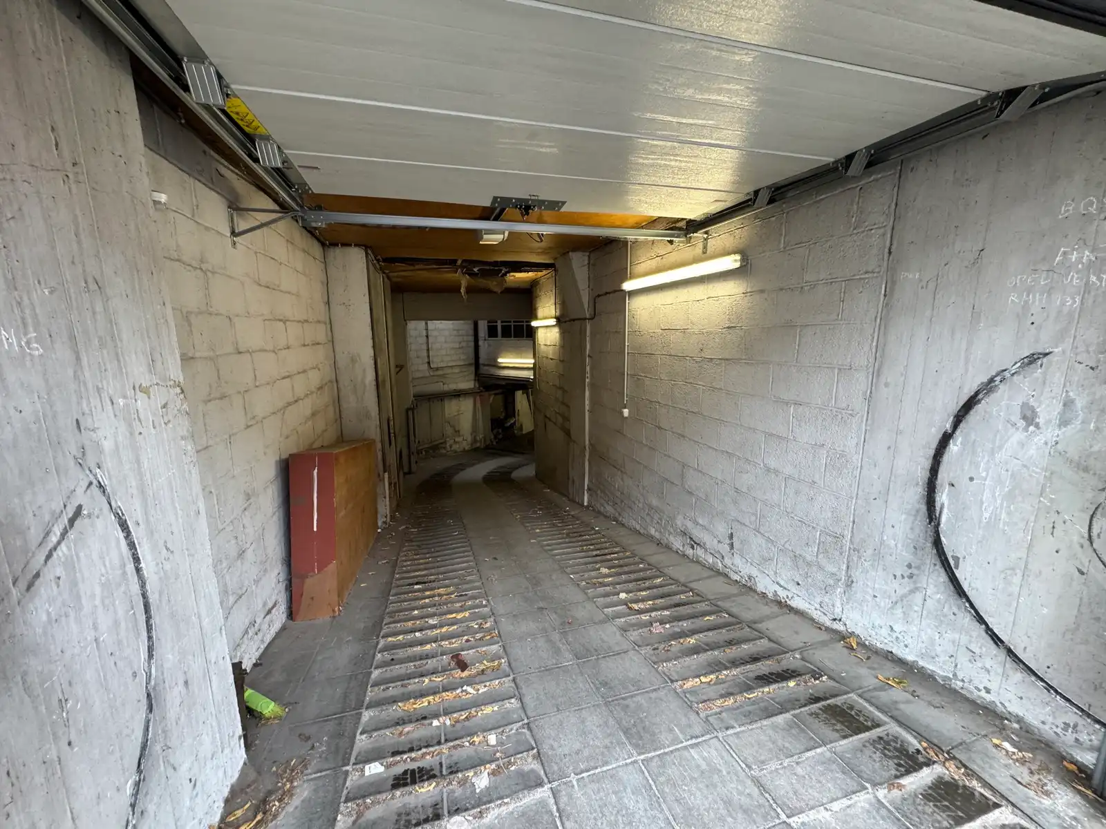 Ondergrondse garage voor kleine wagen foto 6