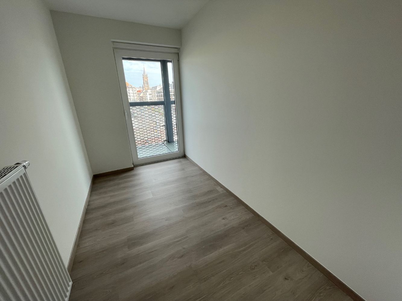 Instapklaar appartement met twee slaapkamers en terras met uitzicht op het Stationsplein. foto 11