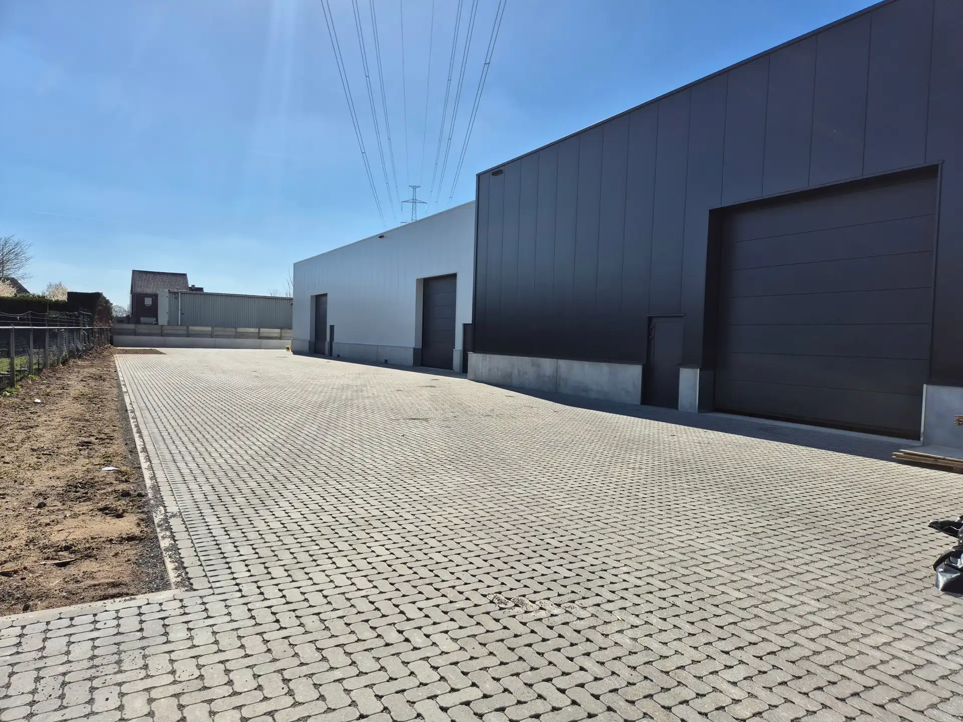 TE KOOP: KMO-unit 3 (opp. 550m²) op 'Jagersborg' in Maaseik foto {{pictureIndex}}