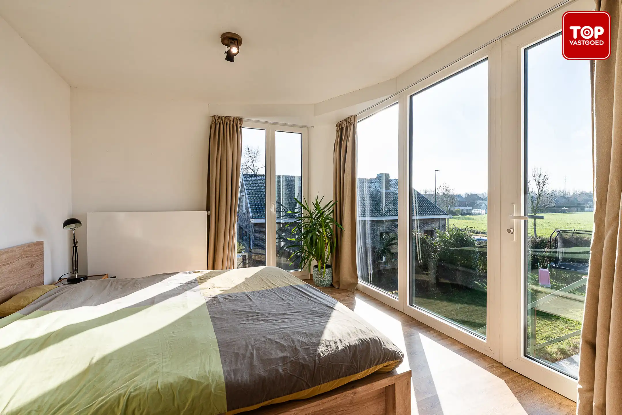 Karakteristieke woning  met 3 slaapkamers en 2 badkamers op riant perceel. foto 16