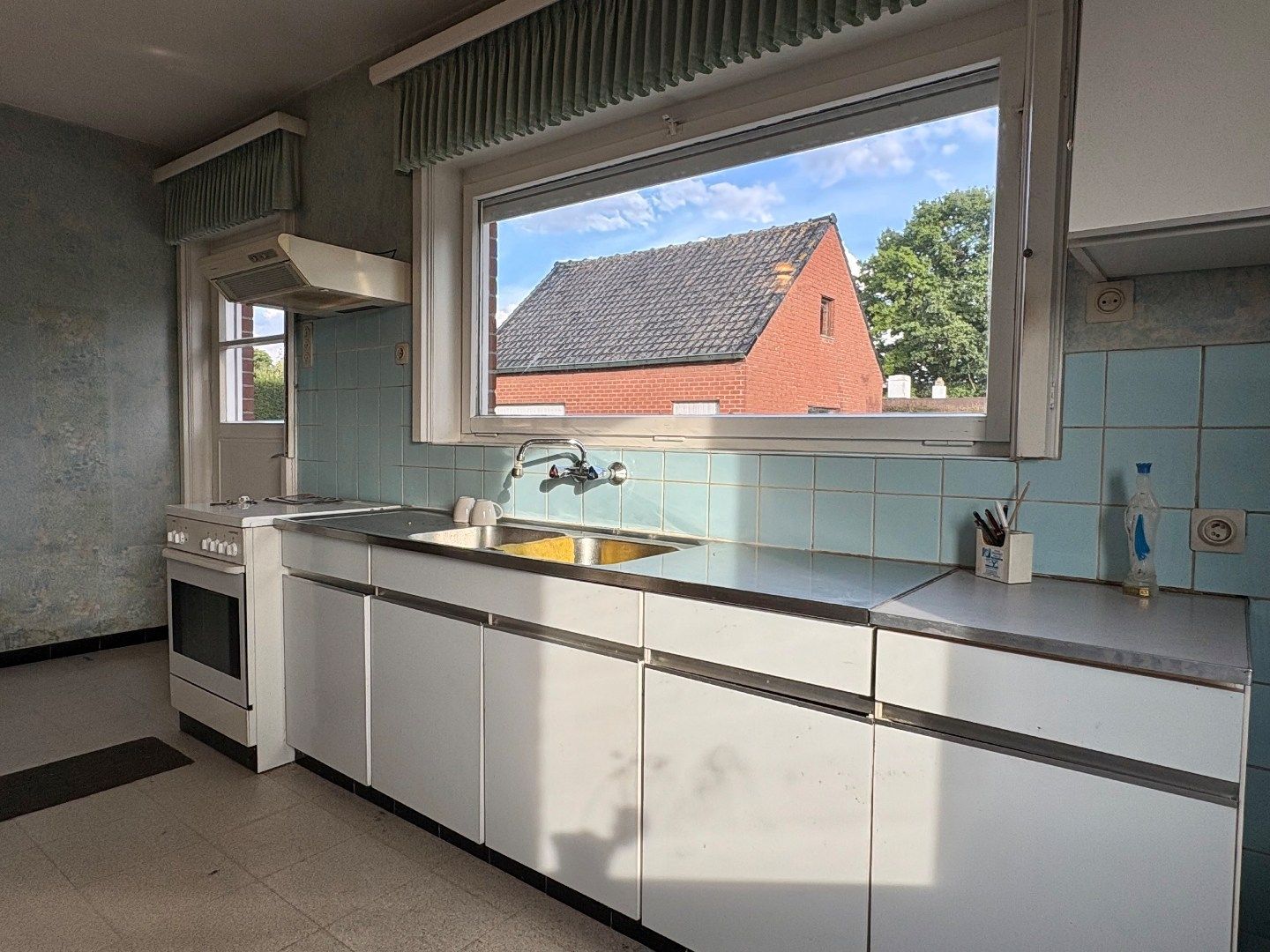 Alleenstaande woning te koop in Ooigem met 4 slaapkamers, een perceel van 1244m² en een vrijstaande grote garage foto 4