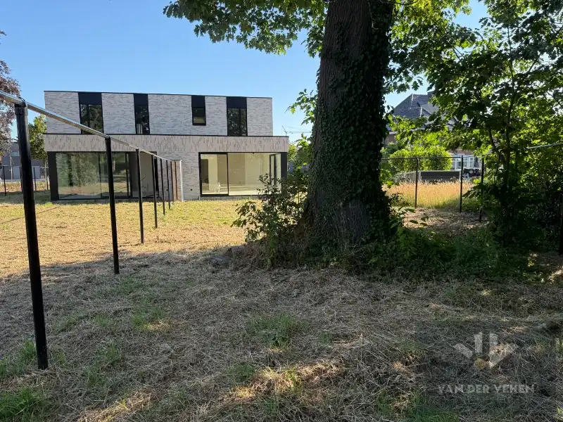 Ruime en volledig afgewerkte half open BEN-woning met 3 slaapkamers te bewonderen in het gezellige Kermt foto 14