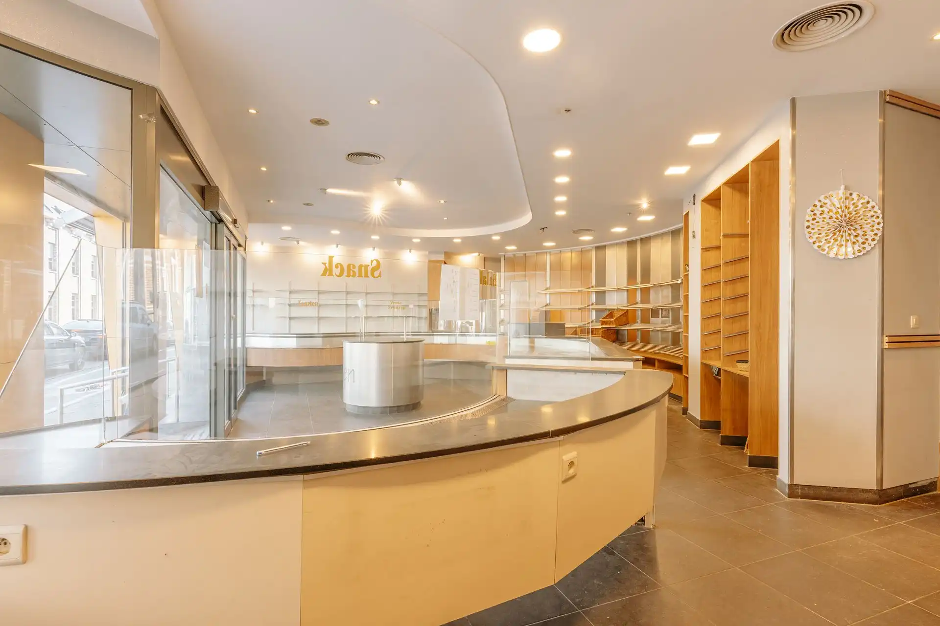 Ruim handelspand met magazijn in centrum Borsbeek. foto 5