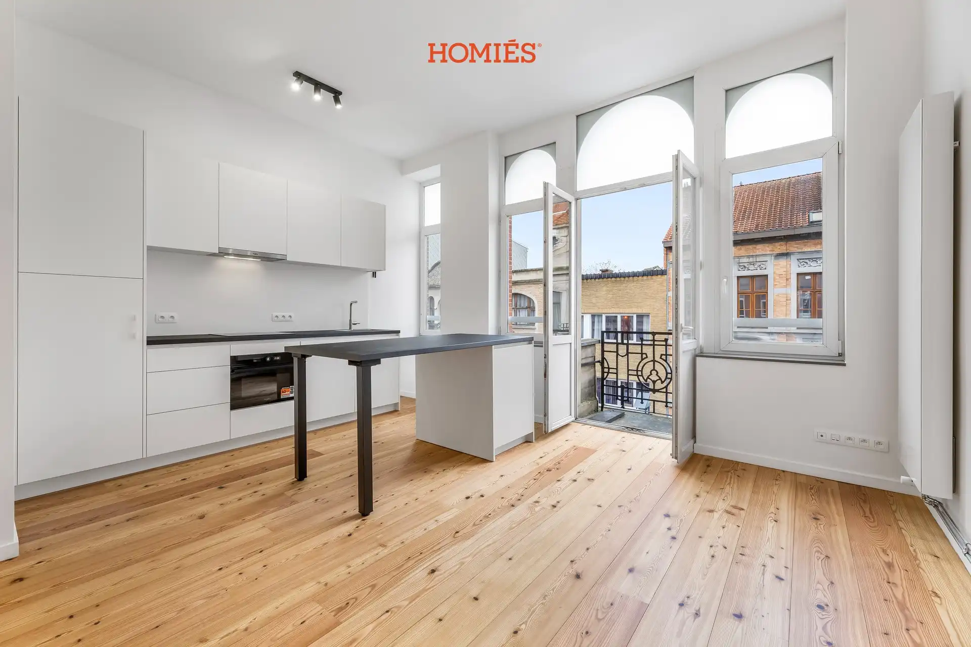 Gerenoveerd appartement met terras/balkon in historisch pand foto {{pictureIndex}}