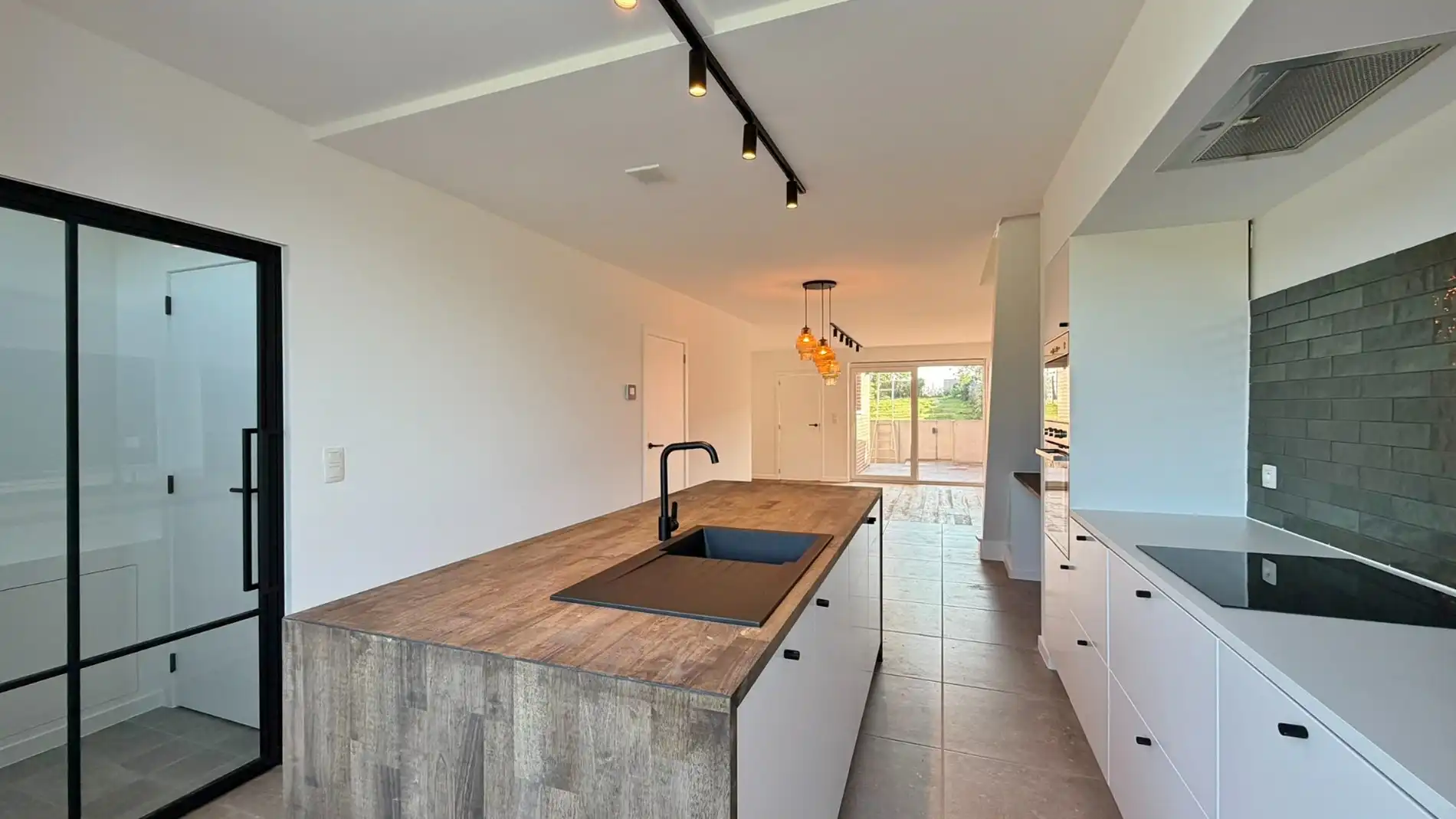VOLLEDIG GERENOVEERDE, ENERGIEZUINIGE WONING MET ZONNIGE TUIN EN PRACHTIG OPEN ZICHT foto 5