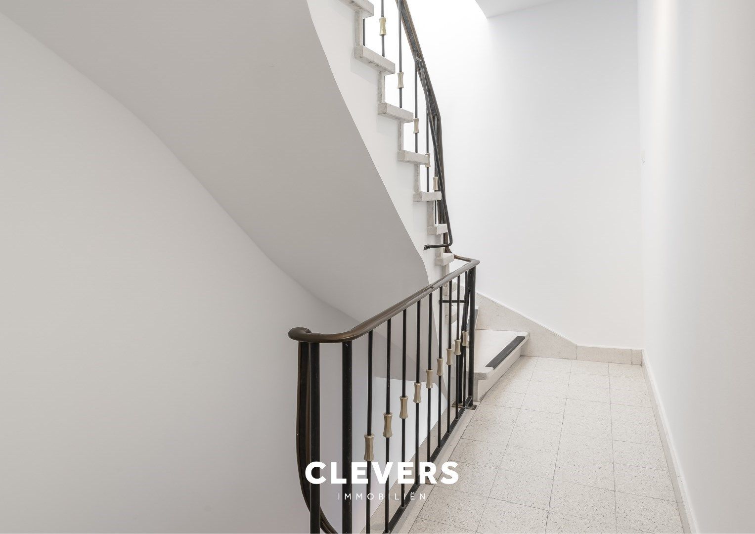 Prachtig ingericht en 100% vernieuwd appartement met 2 slpks foto 3
